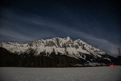 蓝天雪山